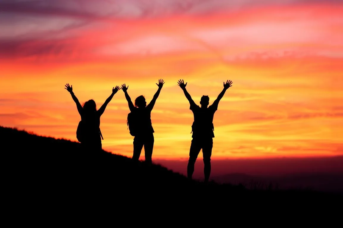 Creative silhouette of travelers at sunset, showing how to shoot travel photos like a pro with creative techniques Creative silhouette of travelers at sunset, showing how to shoot travel photos like a pro with creative techniques